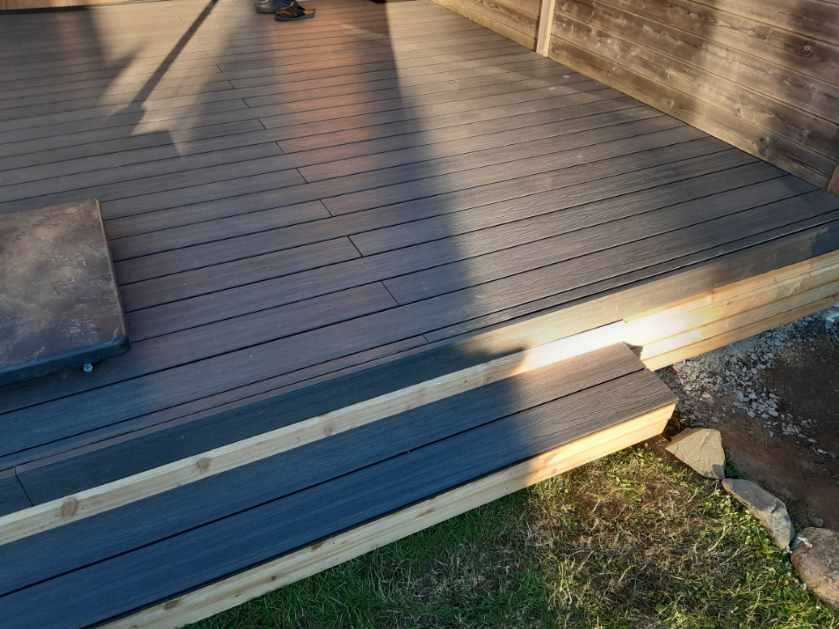 Terrasse en composite gris ciment et marches mix composite/bois