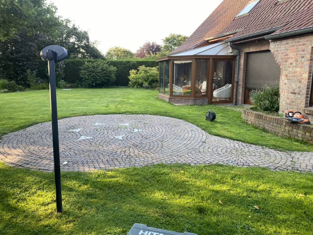 terrasse en acacia et grés avec cheminement en pavés 8x8